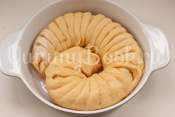 Дрожжевой пирог с фаршем, грибами и сыром - шаг 12