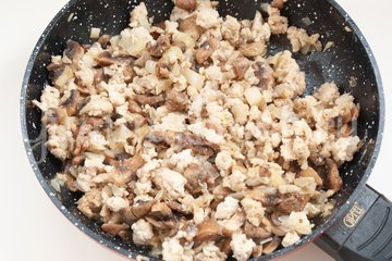 Дрожжевой пирог с фаршем, грибами и сыром - шаг 2