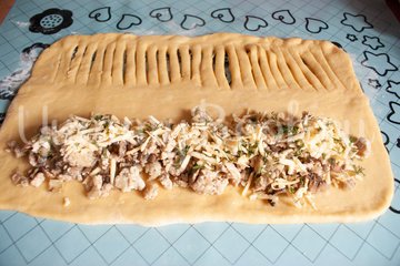 Дрожжевой пирог с фаршем, грибами и сыром - шаг 10