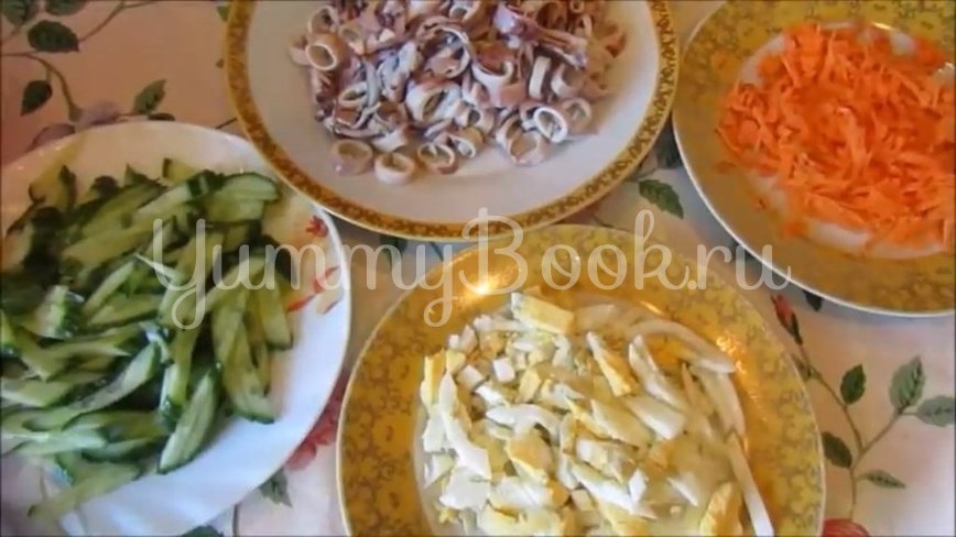 Диетический салат с кальмарами, яйцами и овощами - шаг 2