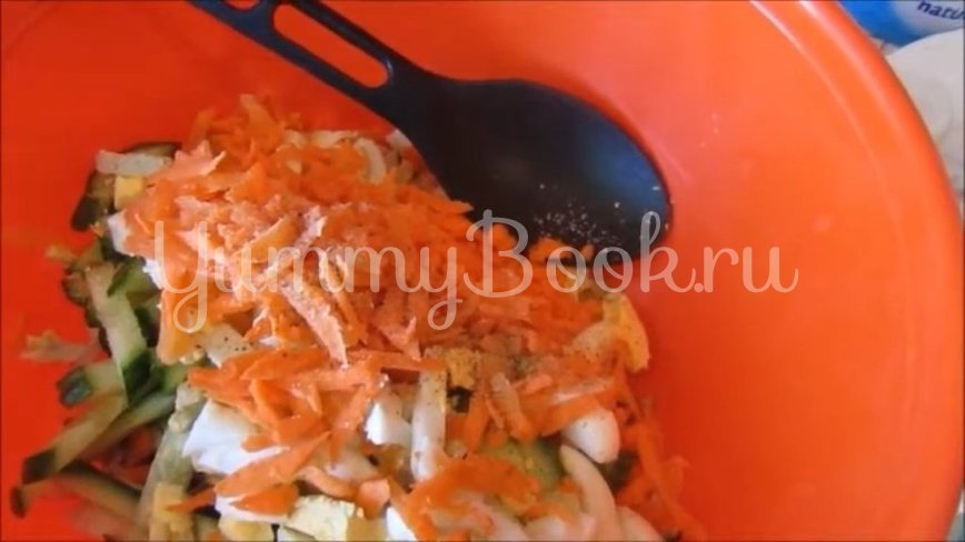 Диетический салат с кальмарами, яйцами и овощами - шаг 3