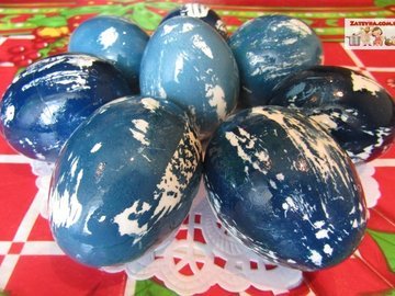 Покраска пасхальных яиц красной капустой