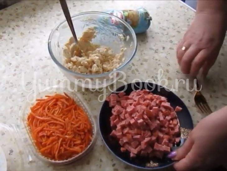 Рулет из лаваша с копченой колбасой и морковью по-корейски - шаг 2