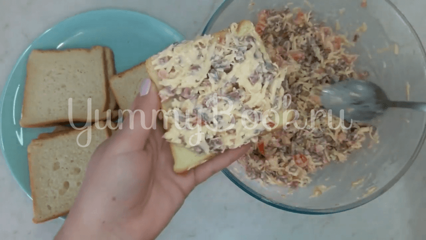 Горячие бутерброды с колбасой и сыром - шаг 8