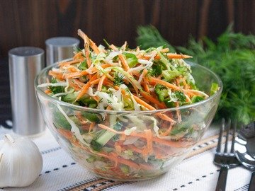 Теплый овощной салат с фетой на хрустящих лепешках