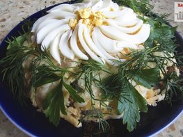 Слоеный салат «Ромашка» с ветчиной и грибами