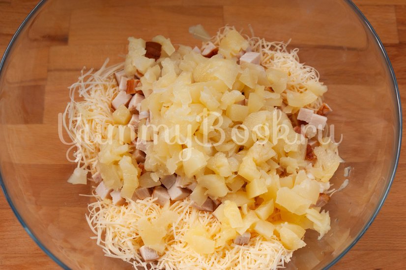 Салат с сыром, копчёной курицей и ананасами - шаг 3