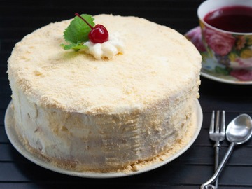 Бисквитный торт с вишней и сырным кремом
