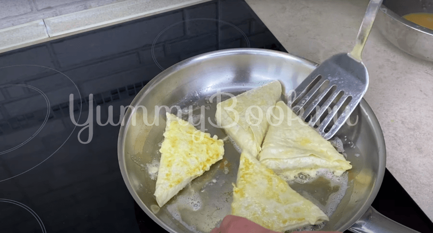 Конвертики из лаваша на сковороде с курицей и сыром - шаг 5