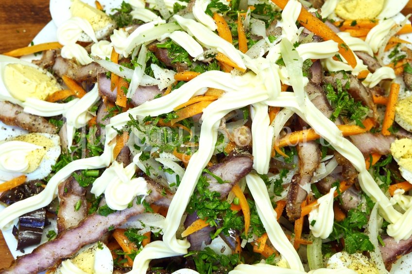 Салат с баклажанами, мясом и овощами 