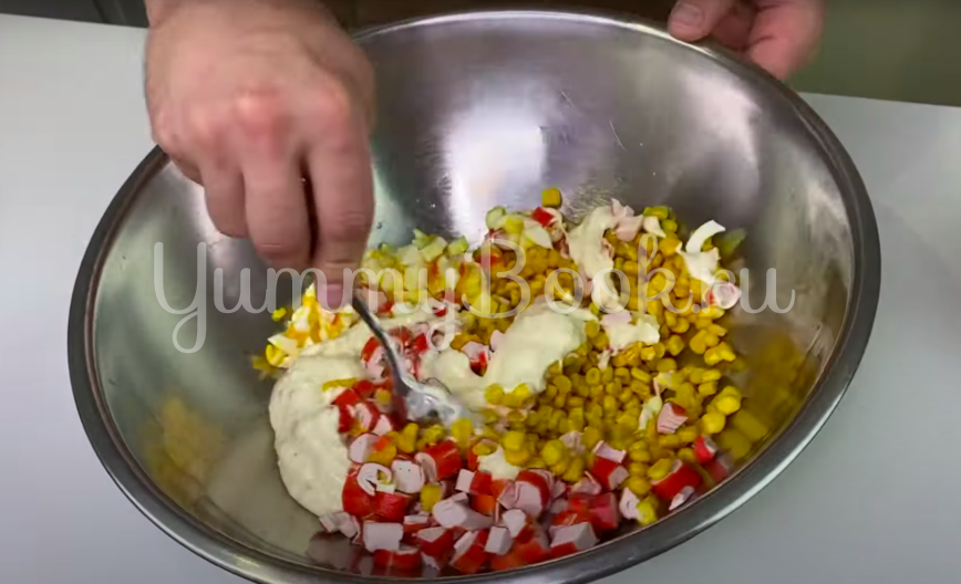 Новогодний салат с крабовыми палочками и кукурузой без майонеза - шаг 3