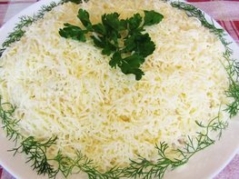 Слоеный салат с индейкой и сыром