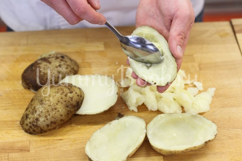 Фаршированный картофель с мясом и помидорами - шаг 2