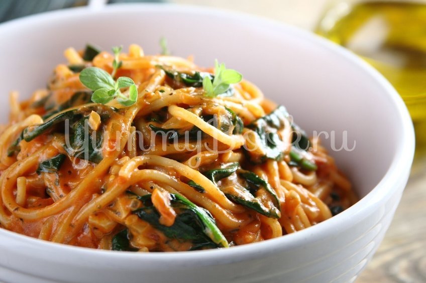 Спагетти с помидорами и шпинатом