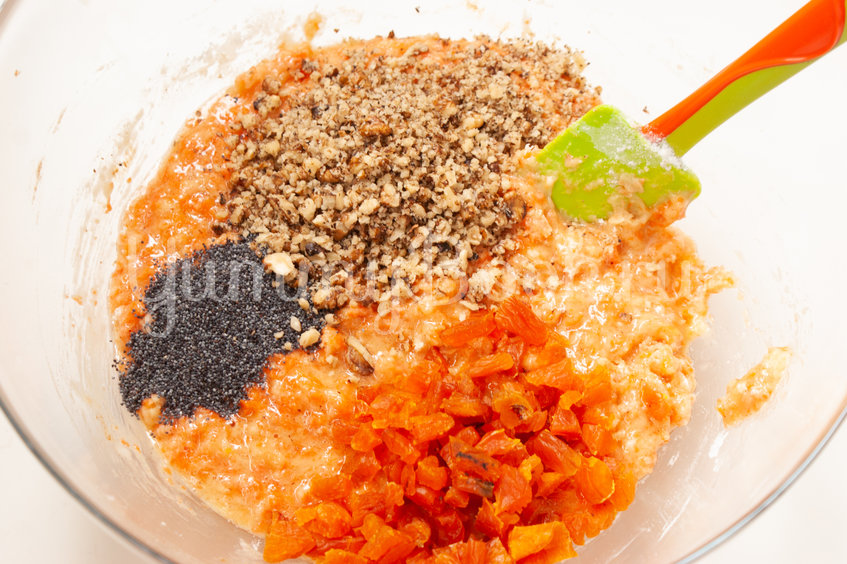 Морковный кекс с маком, курагой и орехами - шаг 4