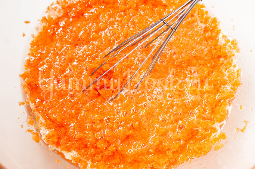 Морковный кекс с маком, курагой и орехами - шаг 2