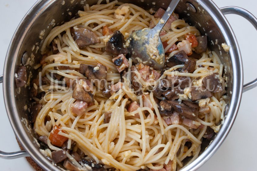 Запеканка со спагетти, беконом и грибами - шаг 7