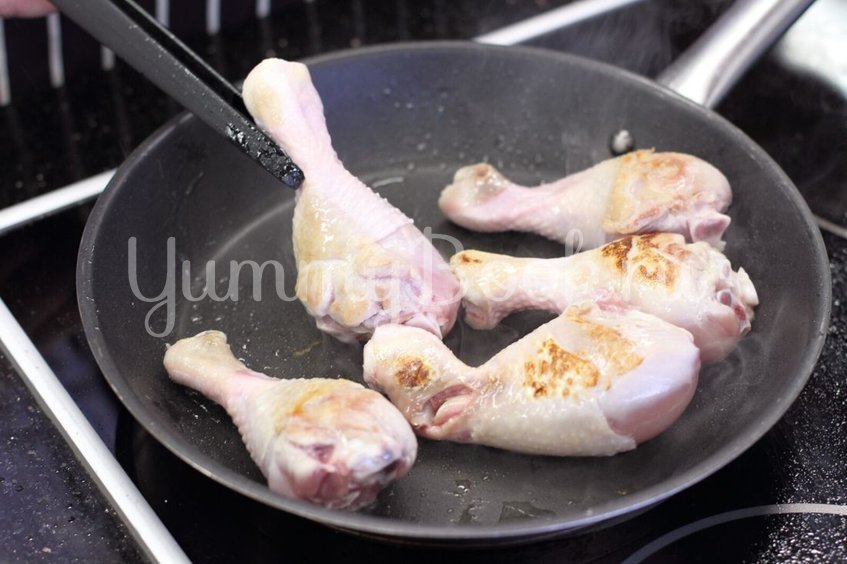 Тушеные куриные голени в соусе - шаг 1