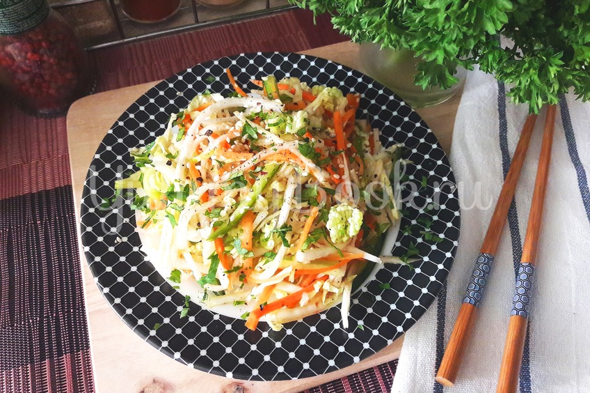 Овощной салат с дайконом и кунжутом