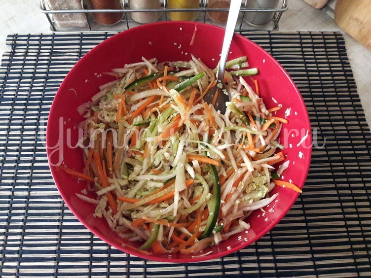 Овощной салат с дайконом и кунжутом - шаг 4