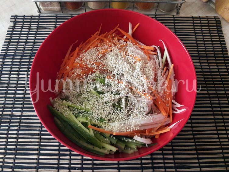 Овощной салат с дайконом и кунжутом - шаг 3