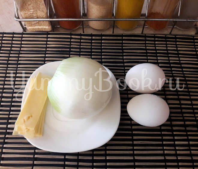 Пряная яичница с луком и сыром - шаг 1