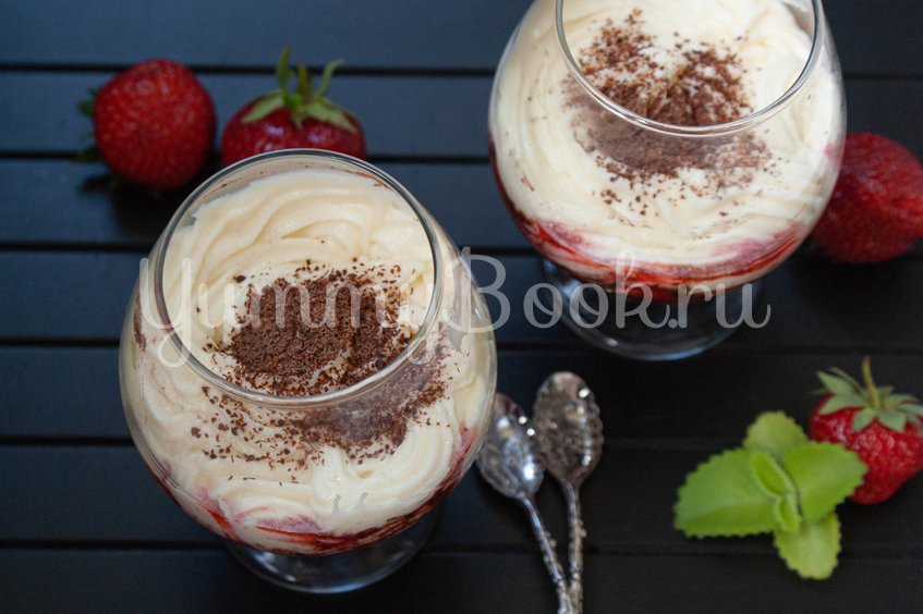 Клубничный десерт со сливками и белым шоколадом - шаг 5