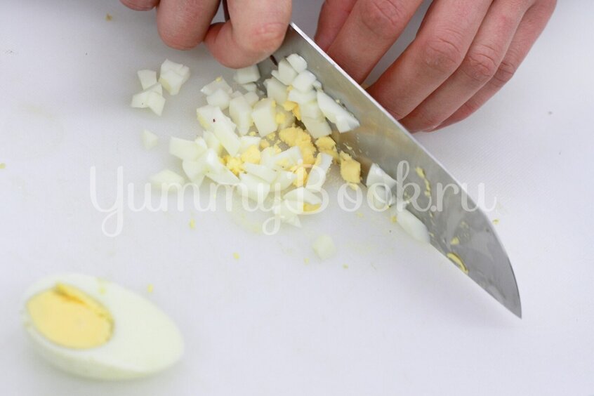 Салат из лука-порея с яйцом - шаг 2