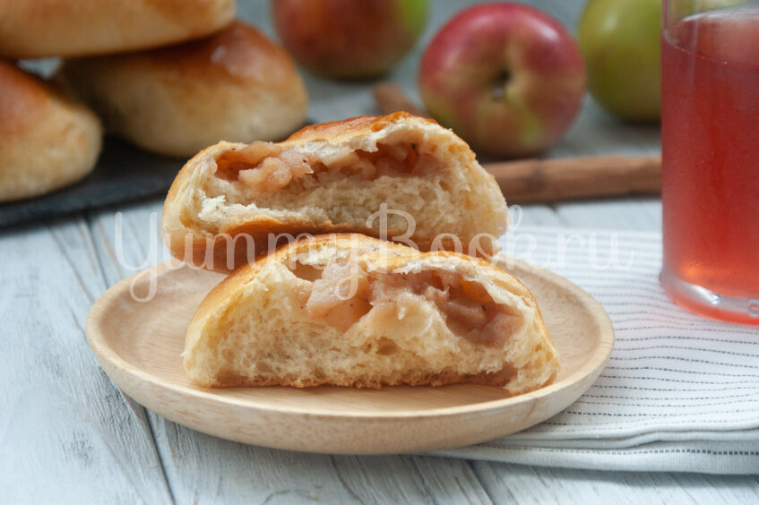 Дрожжевые пирожки с яблоком - шаг 12