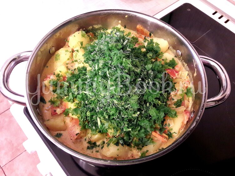 Тушёный картофель с овощами в сливочном соусе - шаг 14