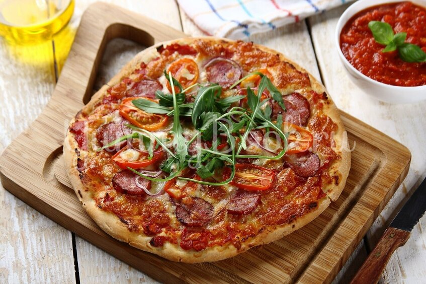 Домашняя пицца с колбасой  - шаг 7