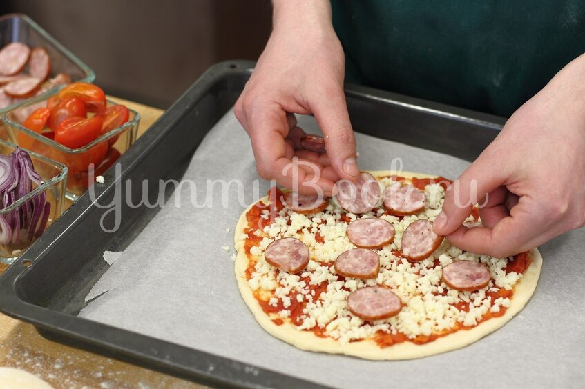 Домашняя пицца с колбасой  - шаг 5