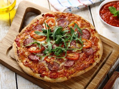 Домашняя пицца с колбасой 