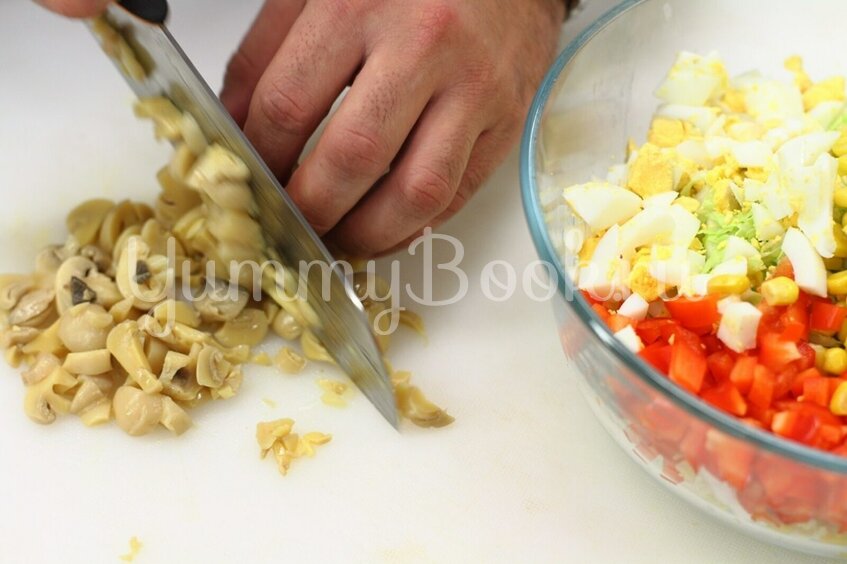 Салат из пекинской капусты с яйцом и кукурузой - шаг 3