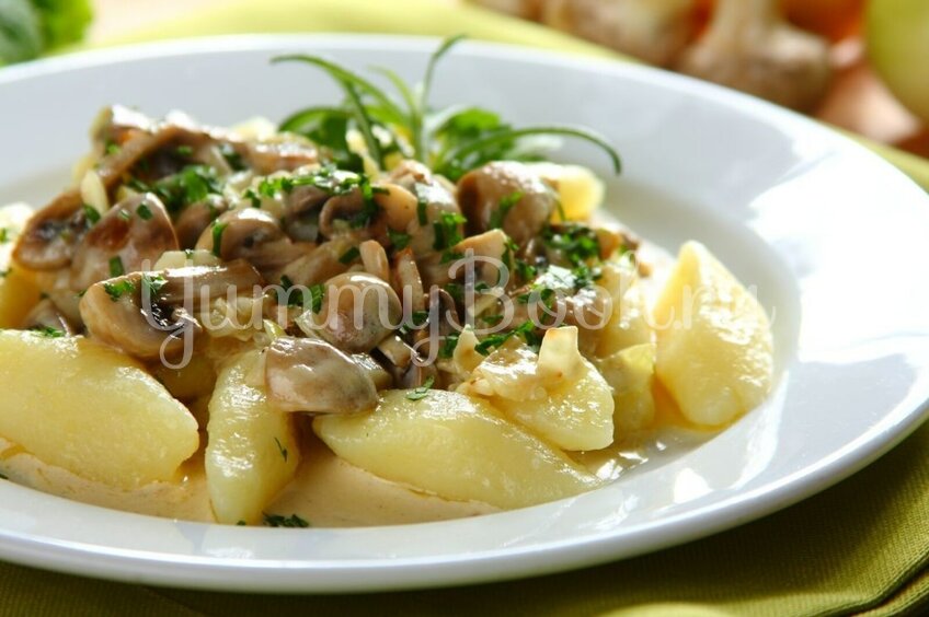 Картофельные клёцки с грибным соусом и зеленью