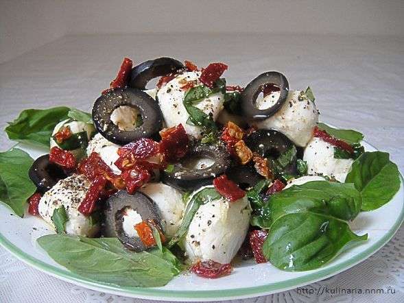 Рецепт Салат из моцареллы с маслинами и сушеными помидорами.