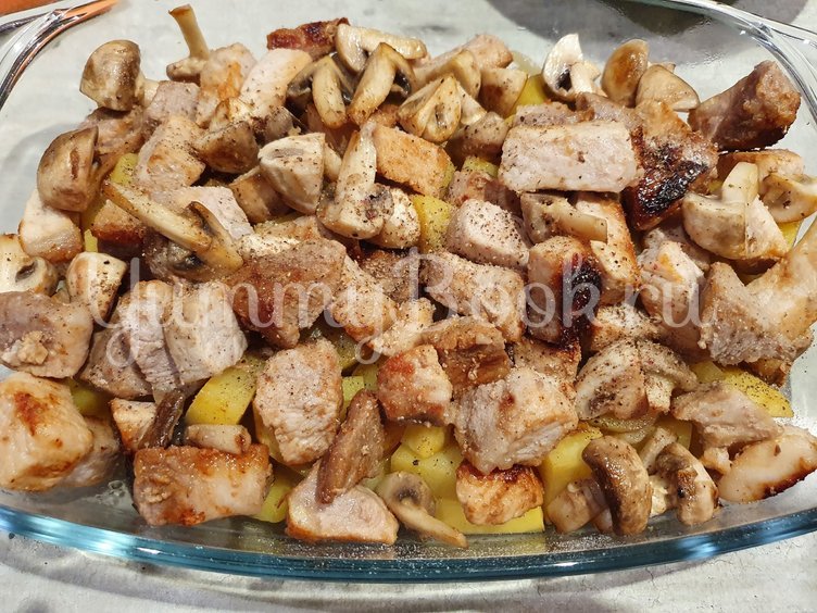 Свинина с картофелем и грибами - шаг 9