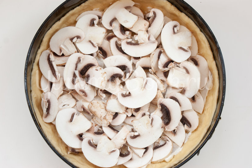 Пирог с грибами, курицей и картофелем - шаг 8