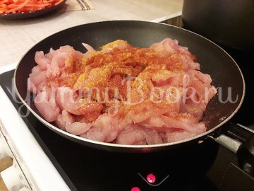 Куриное филе с разноцветными овощами - шаг 3