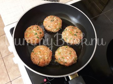 Котлетки из консервированного тунца, моркови и лука - шаг 5