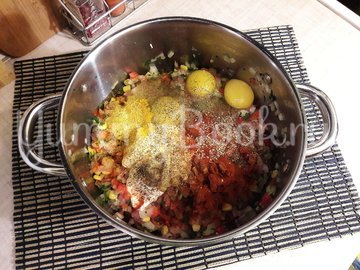 Рубленные куриные котлеты с овощами - шаг 4