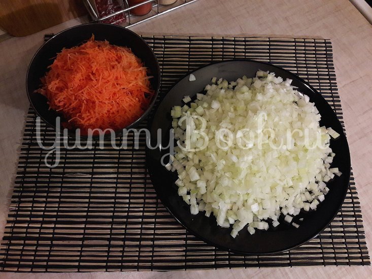Гречка с луком и морковью в сковороде - шаг 2
