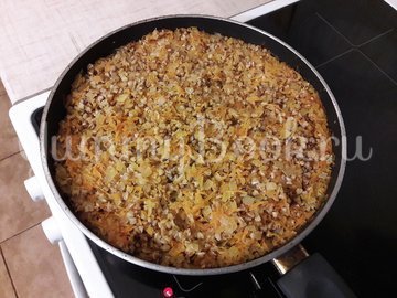 Гречка с луком и морковью в сковороде - шаг 8