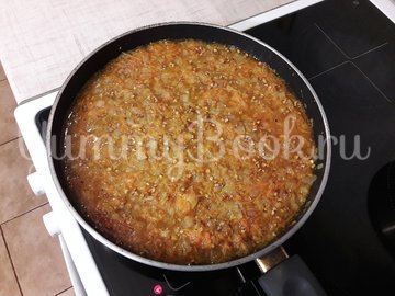 Гречка с луком и морковью в сковороде - шаг 7