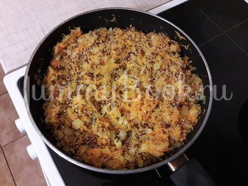 Гречка с луком и морковью в сковороде - шаг 5