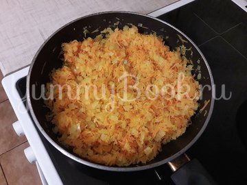 Гречка с луком и морковью в сковороде - шаг 4