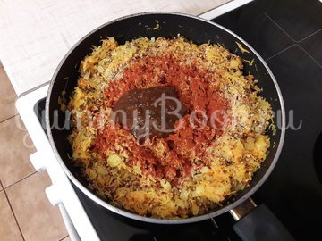 Гречка с луком и морковью в сковороде - шаг 6