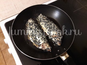 Жареный сырок в кунжутной панировке - шаг 5
