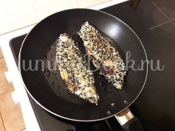 Жареный сырок в кунжутной панировке - шаг 6