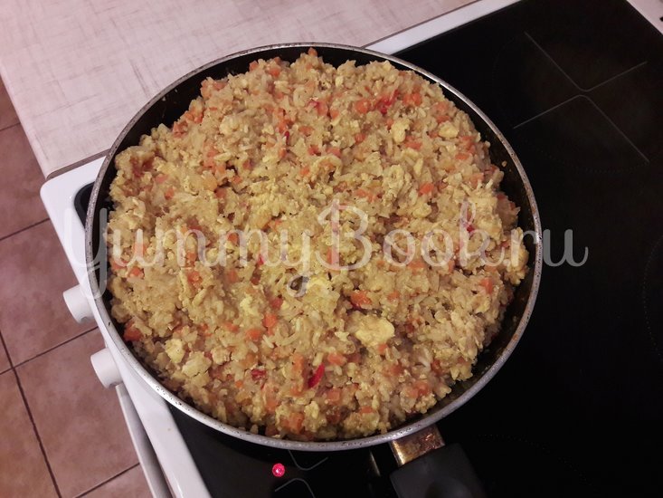 Рис с яйцами и овощами в сковороде - шаг 12